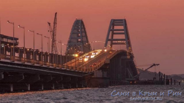 Машины едут через Крымский мост