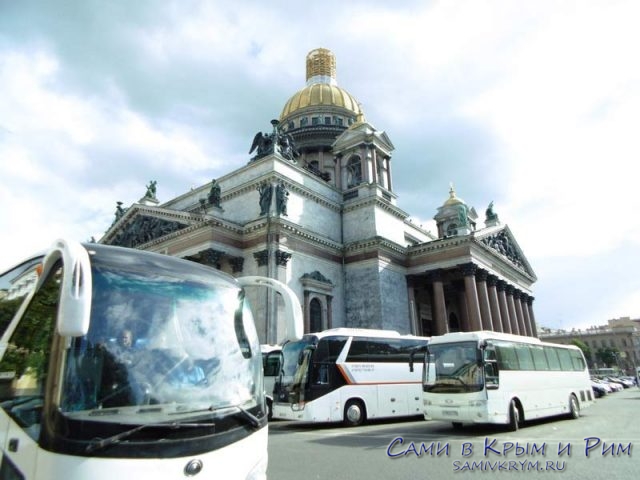 Туристические-автобусы-рядом-с-собором