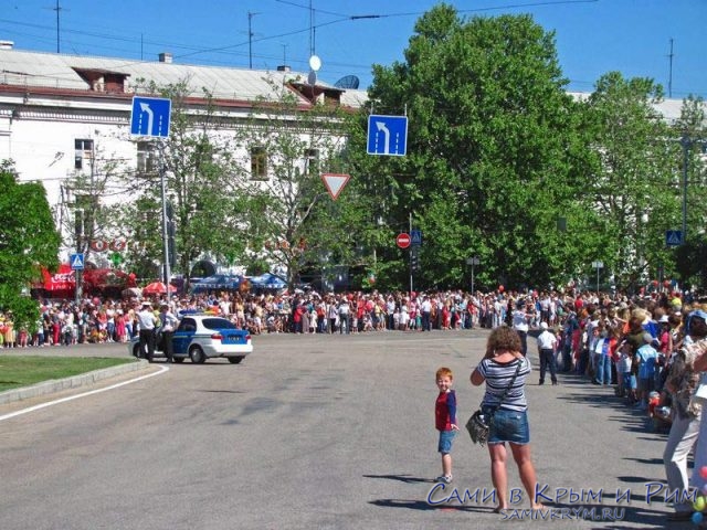 Гуляние-в-центре-Севастополя