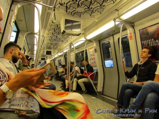 Пассажиры стамбульского метро