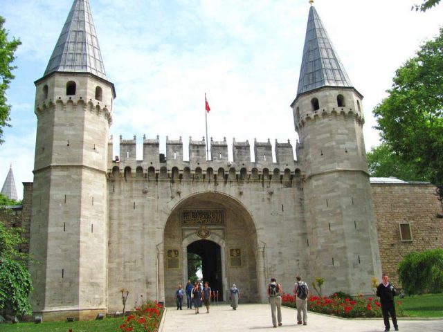 Ворота-во-второй-двор-дворца