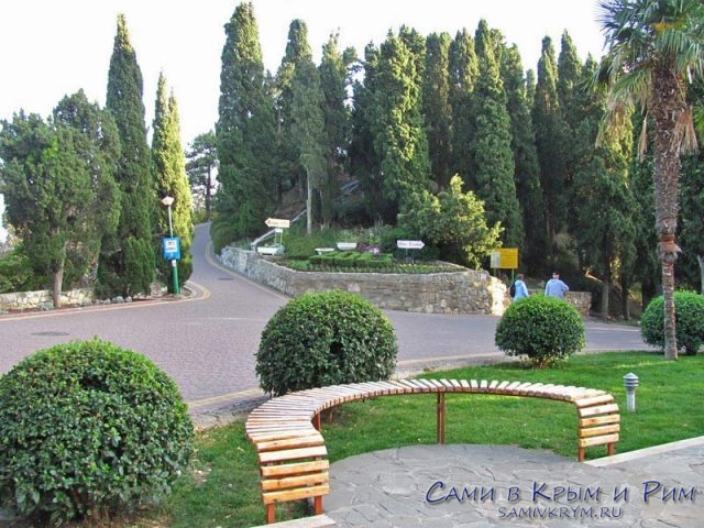 Площадь и дорога в парк перед дворцом