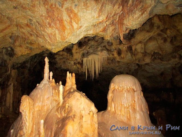 Странные формы сталактитов в пещере