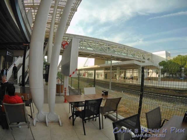 Вид из кафе Симпак на станцию метро