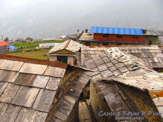 Крыши деревенских домиков