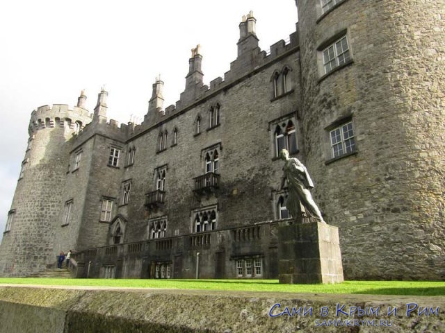 Скульптуры перед северным фасадом замка