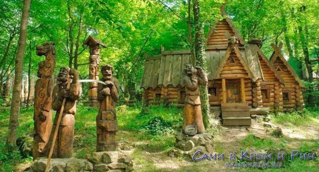 Лес с деревянными скульпутрами