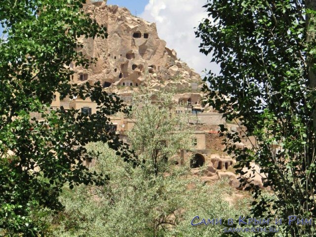 Вид на крепость Учхисар из долины
