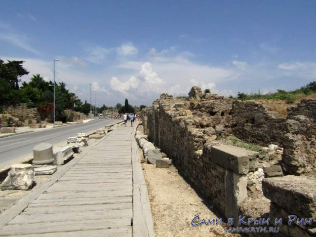 Дорожка в центр античного Сиде от остановки