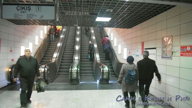 Спуск-в-метро-по-эскалаторам