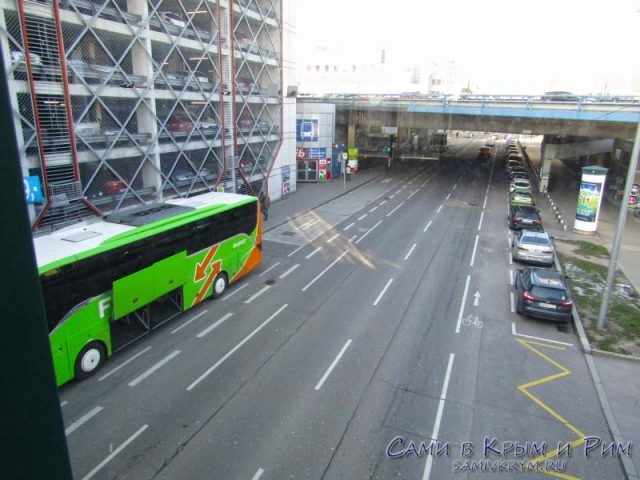 Автобус компании Flixbus на автовокзале Erdberg