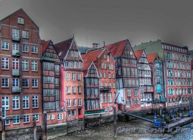 Гамбургские дома на берегу канала Эльбы