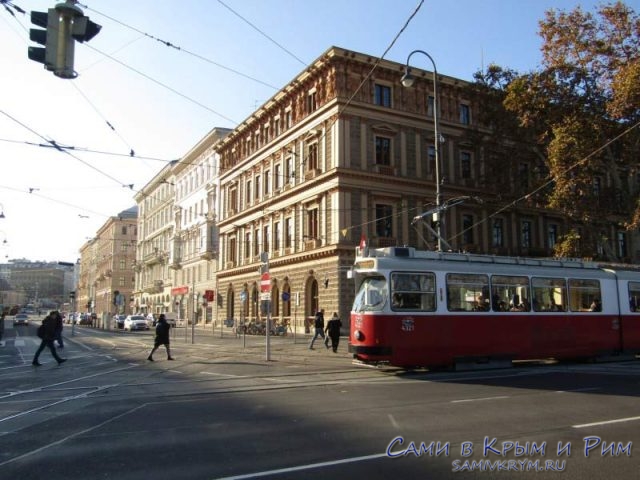 Трамвай проходит мимо площади Марии Терезы