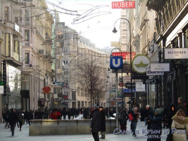Вход в метро на пешеходной улице Вены