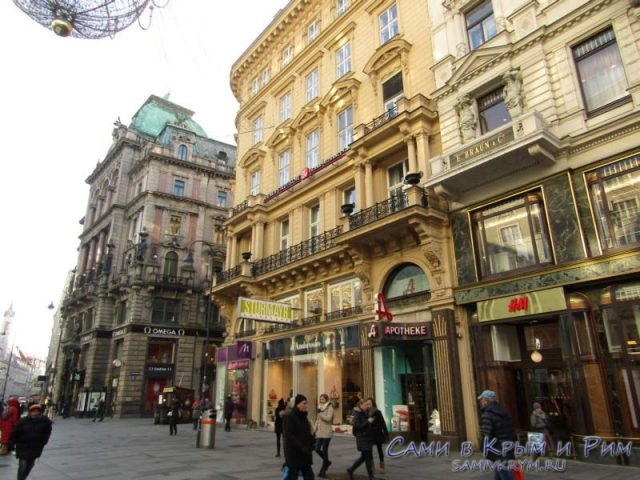 Яркие здания на центральной улицы Вены