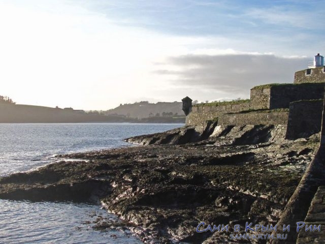 Крепость в Ирландии у кромки воды