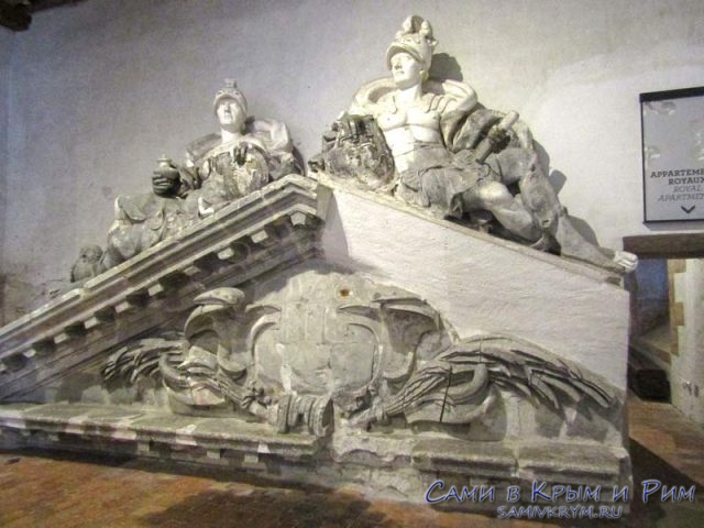 Скульптуры с фасадов дворца
