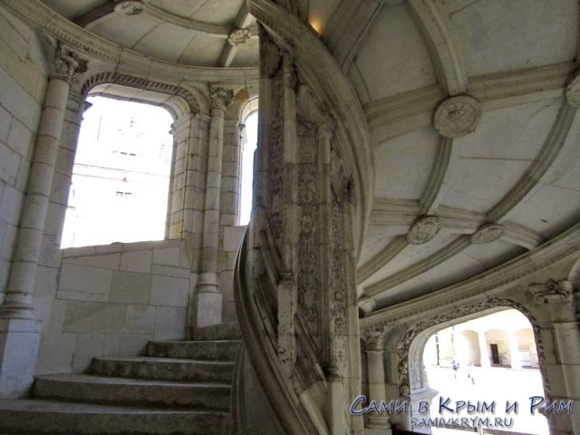 Витееватая лестница в корпусе Франциска
