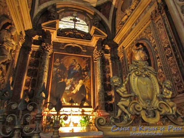 Алтарь церкви в Неаполе