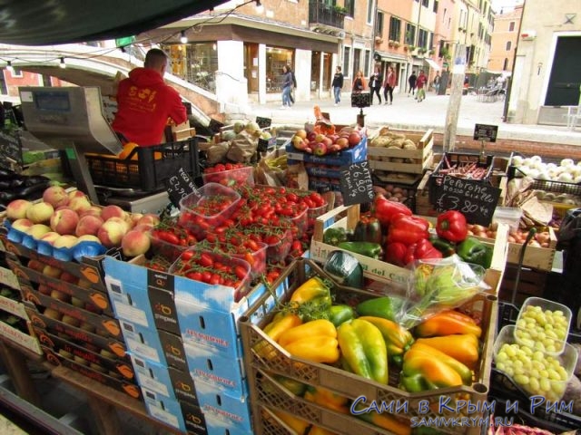 Овощи-с-лотков-в-Венеции