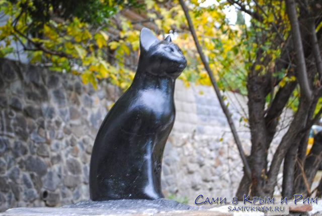 Памятник кошке Мурке в Гурзуфе