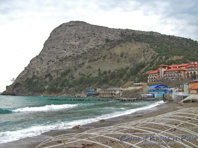 Вид на гору Кора-коба и пляж поселка