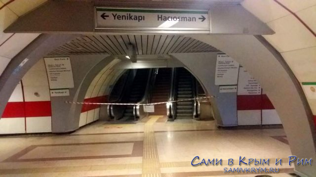 Указатели в метро Стамбула