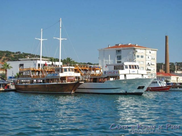 Прогулочные-катера-в-турецком-городке