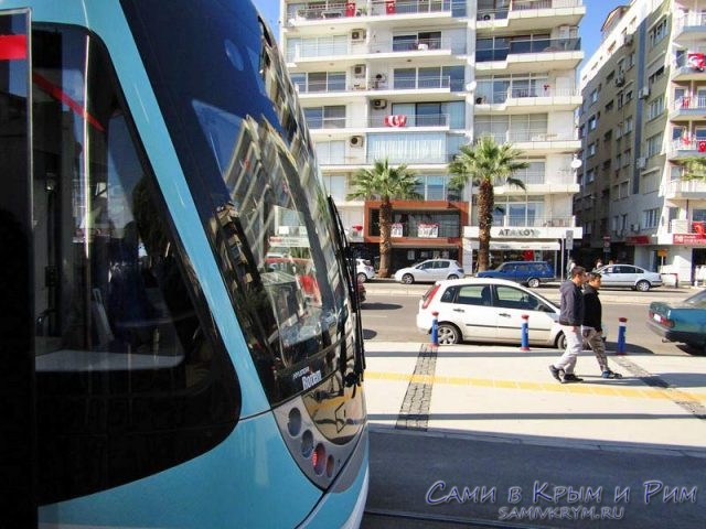 Современный трамвай в районе Каршияка