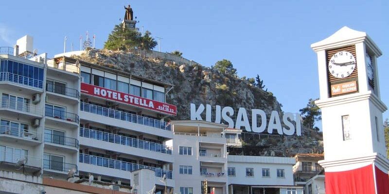 Памятгник Ататюрку и наш отель на горе