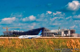 Строящийся новый терминал за самолетом на взлете