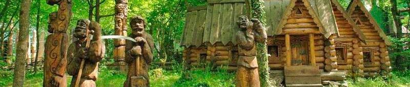 Лес с деревянными скульпутрами