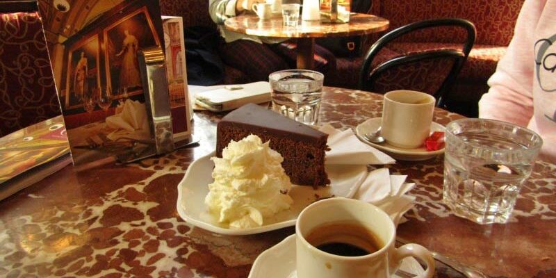 Пьем кофе с пироженным Захер в кафе Вены