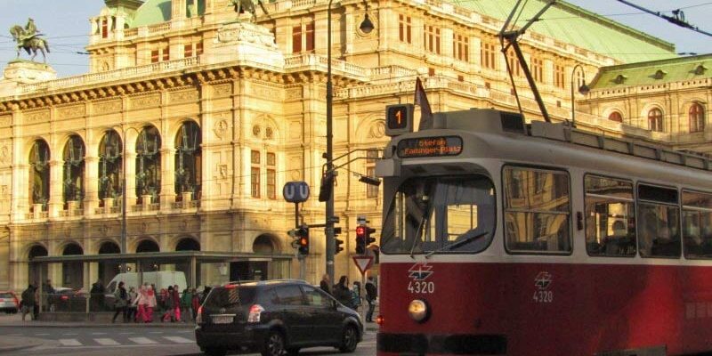 Первый трамвай и Венская опера