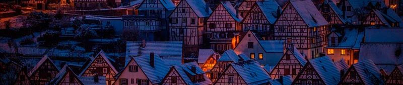 Краисвые домики в заснеженных Альпах