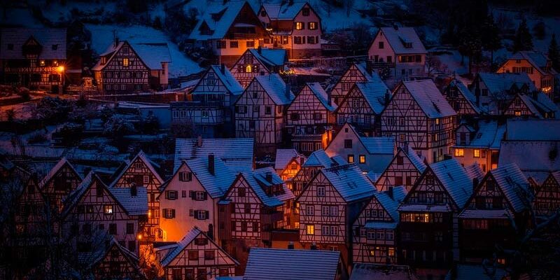 Краисвые домики в заснеженных Альпах