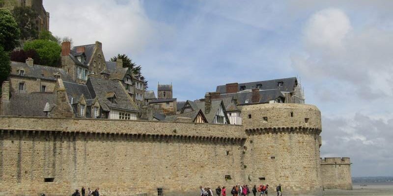 Пешеходные экскурсии вокруг замка