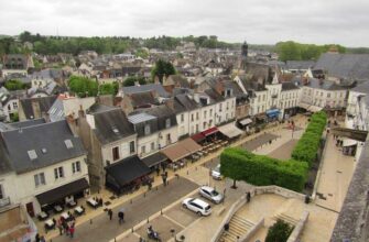 Главная улица Амбуаза с кафешками