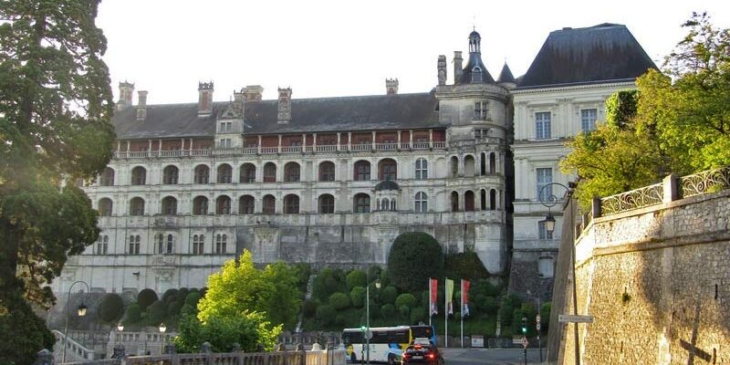 Вид на дворец Блуа с улицы