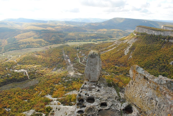 Драконий зуб на краю обрыва