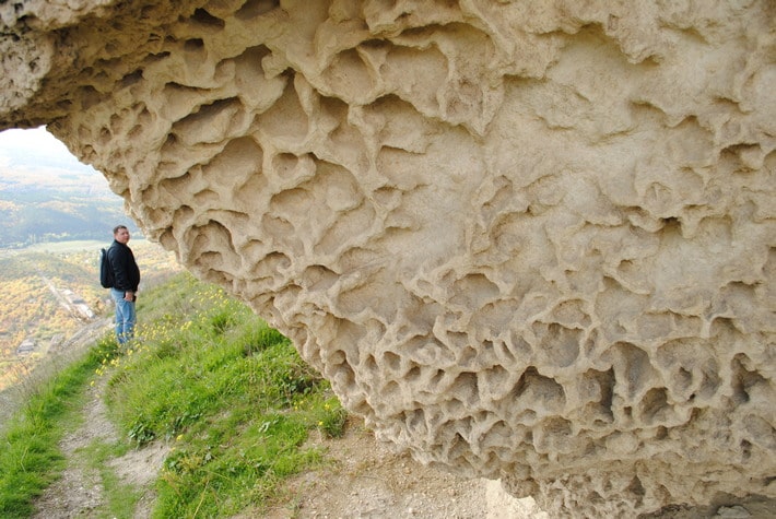 Изъеденный рельеф скал