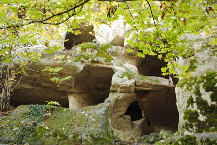 Первые пещеры после подъема на Тепе-Кермен