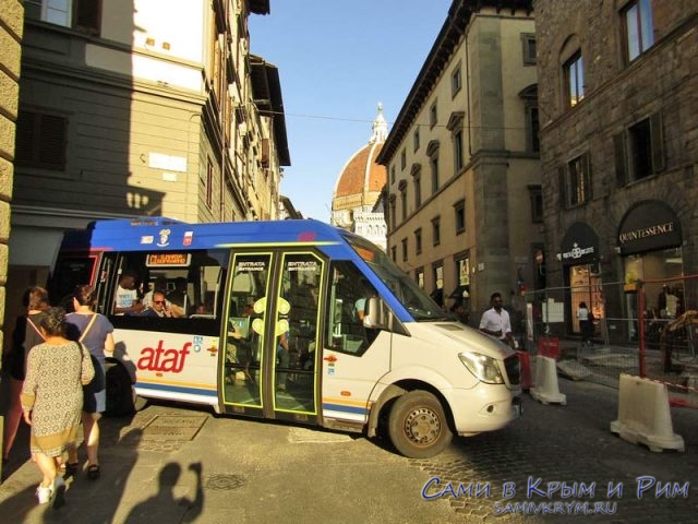 Общественный-транспорт-на-узких-улочках-Флоренции