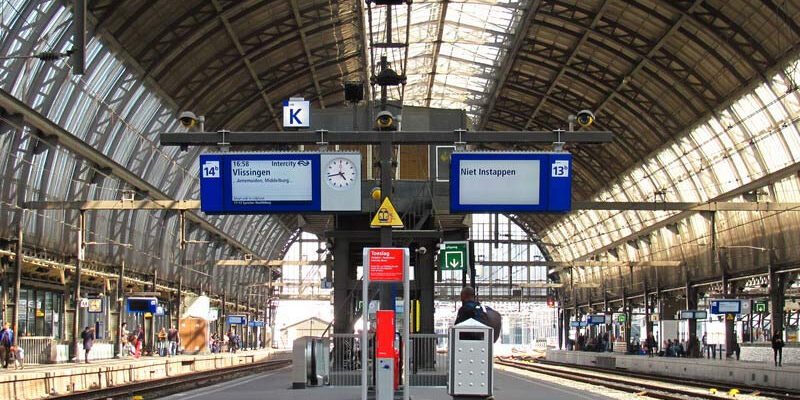 На-пероне-Амстердамского-вокзала