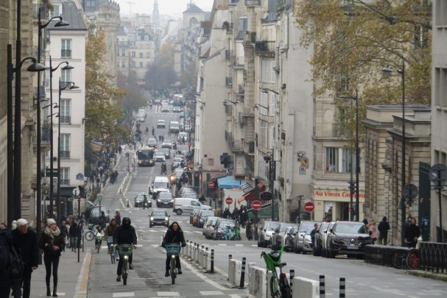Суета на парижских улочках