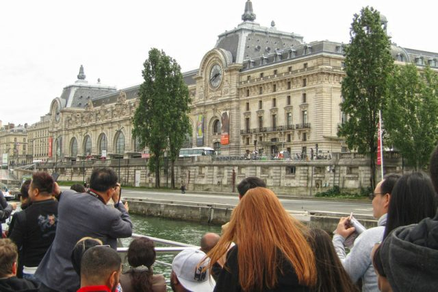 Туристы на круизе по Сене