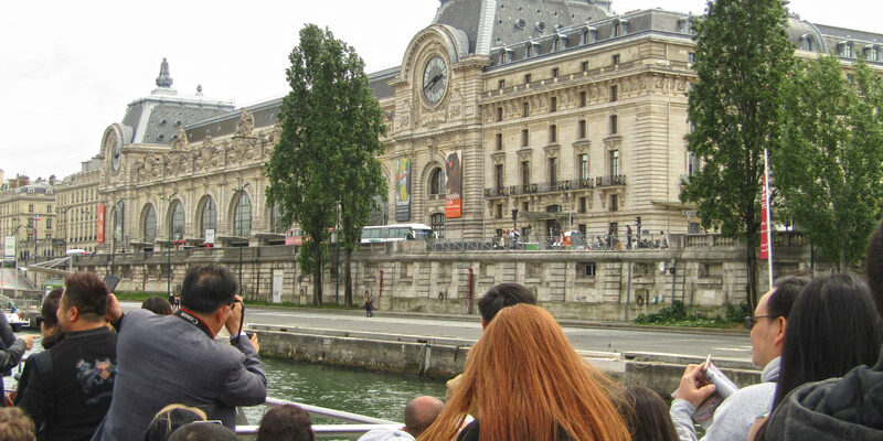 Туристы на круизе по Сене