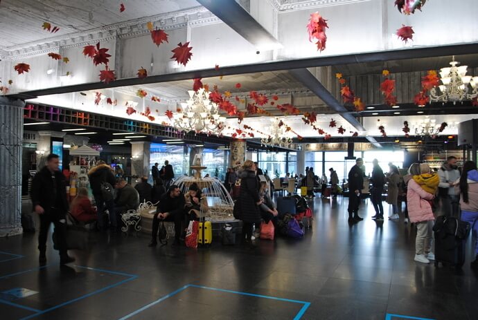 Очередь в фойе на заселение