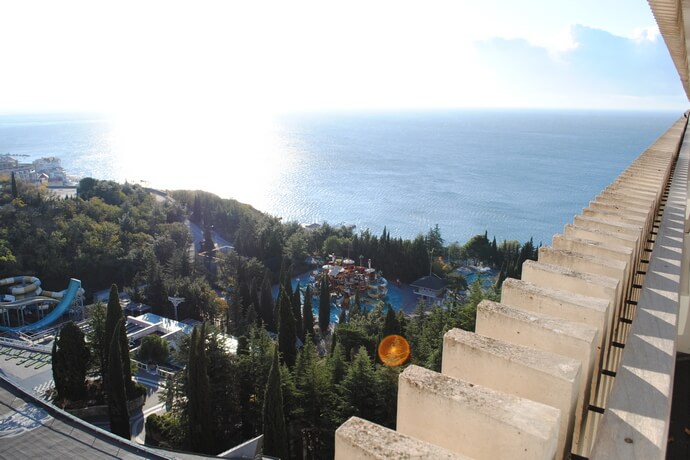 Вид с номеров на бассейн