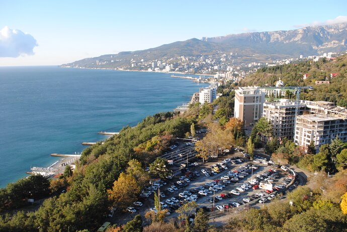 Вид с номеров на Ялту